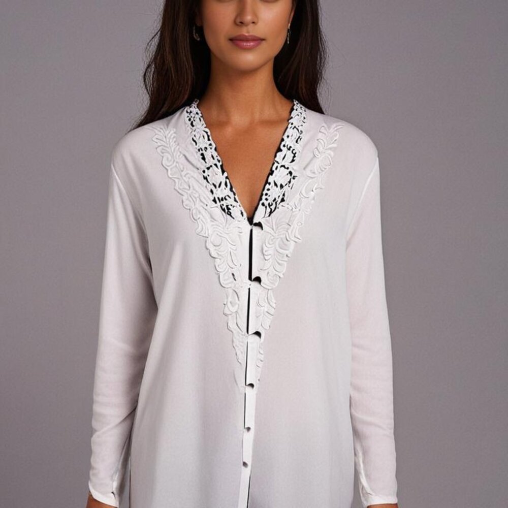 Christie & Jill Blouse Top Women Size 10 Embroidered Scalloped White Button Up - Picture 2 of 8